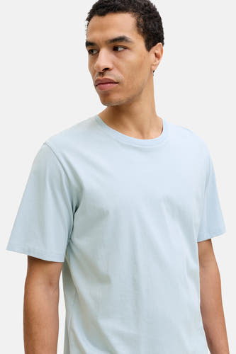 T-shirt bleu à manches courtes de CORE BY JACK & JONES, gros plan d'un homme regardant vers la gauche.