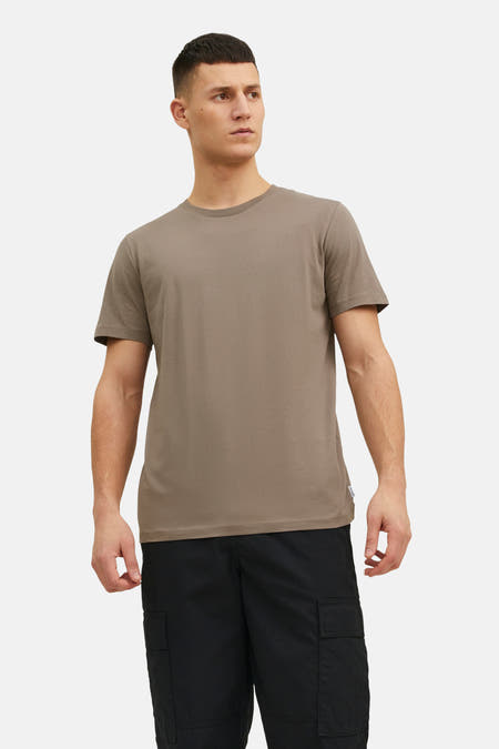 T-shirt brun à manches courtes de CORE BY JACK & JONES, porté avec un pantalon cargo noir.