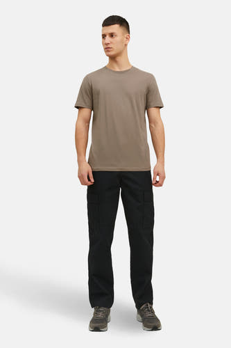T-shirt brun à manches courtes de CORE BY JACK & JONES, porté avec un pantalon cargo noir et des baskets grises.