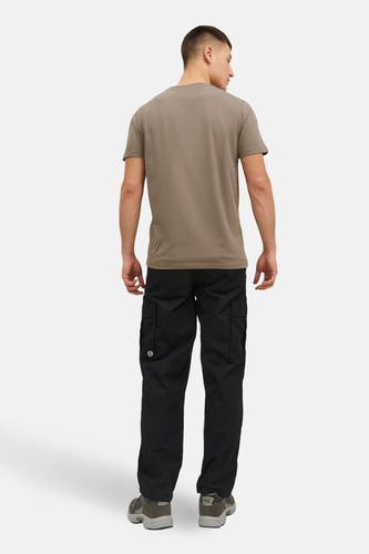 T-shirt brun à manches courtes de CORE par JACK & JONES, vu de dos, avec un pantalon cargo noir et des chaussures grises.
