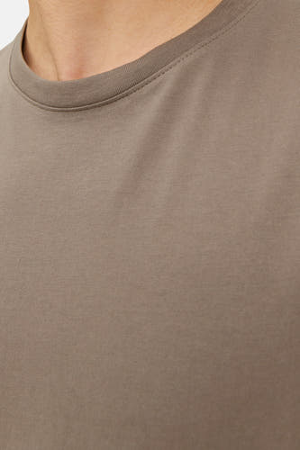 T-shirt brun à manches courtes de CORE BY JACK & JONES, avec une encolure ronde et un tissu lisse.