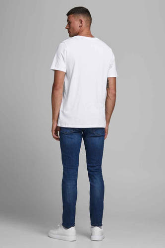 T-shirt blanc de CORE BY JACK & JONES, à manches courtes, vu de derrière, associé à un jean foncé.