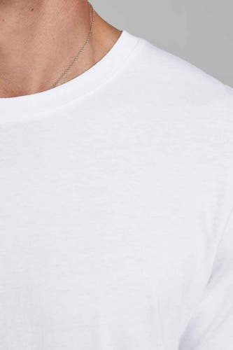 T-shirt blanc de CORE BY JACK & JONES, avec une fine chaîne d'or.