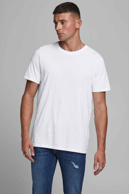 Wit T-shirt van CORE BY JACK & JONES, met korte mouwen, gedragen met jeans en ringen.
