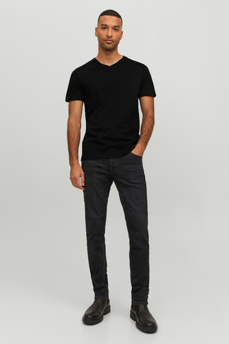 Zwart T-shirt van PREMIUM by JACK & JONES, met korte mouwen en een V-hals, gecombineerd met donkere jeans en zwarte schoenen.