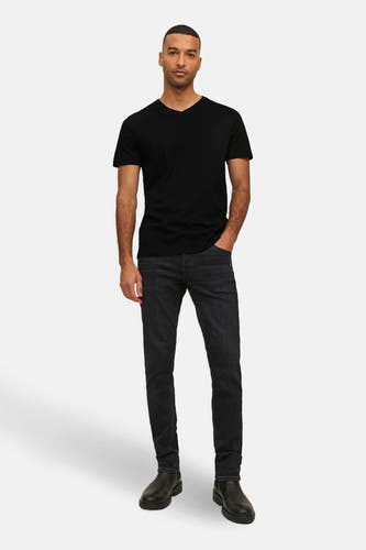 Zwart T-shirt van PREMIUM by JACK & JONES, gedragen met donkere jeans en zwarte schoenen.