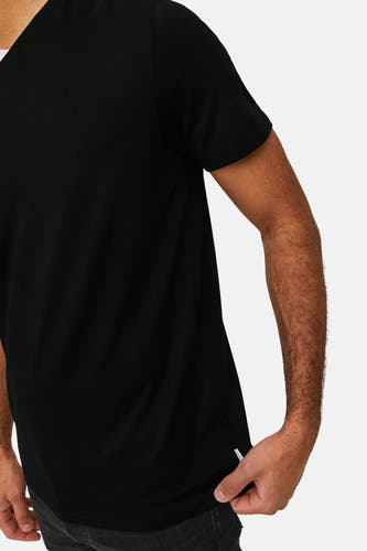 Zwart T-shirt van PREMIUM by JACK & JONES, met korte mouwen en een V-hals.