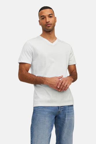 Wit T-shirt met korte mouwen van PREMIUM by JACK & JONES, gedragen met blauwe jeans.
