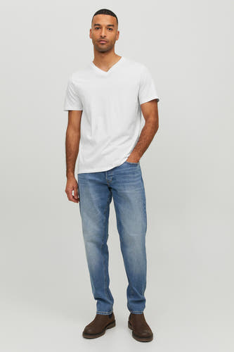 Wit T-shirt van PREMIUM by JACK & JONES, met korte mouwen, gecombineerd met jeans en bruine schoenen.
