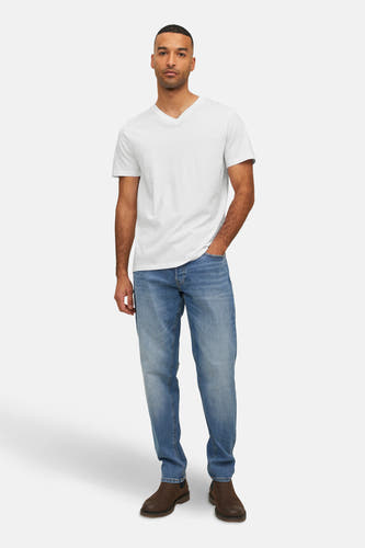 Wit T-shirt van PREMIUM by JACK & JONES, gedragen met blauwe jeans en bruine laarzen.