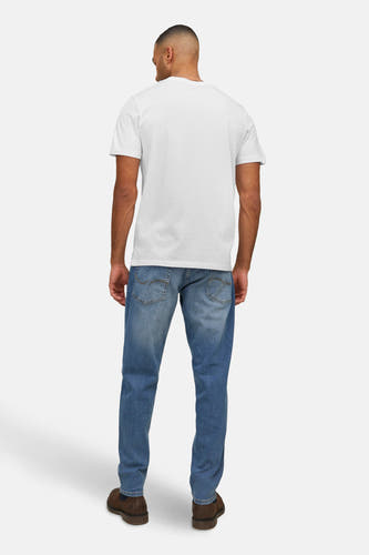 Wit T-shirt van PREMIUM by JACK & JONES, met korte mouwen, gecombineerd met jeans en bruine schoenen.