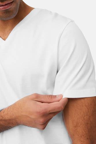 Wit T-shirt met korte mouwen van PREMIUM by JACK & JONES, close-up van de mouw en V-hals.
