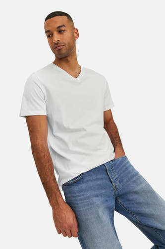 Wit T-shirt met korte mouwen van PREMIUM by JACK & JONES, gedragen met blauwe jeans.