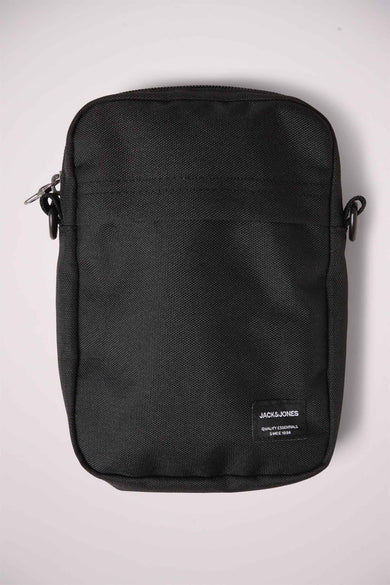 Zwarte schoudertas van stevig materiaal met rits en logo-label van JACK & JONES, front view