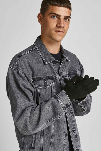 Zwarte gebreide handschoenen van ACCESSORIES BY JACK & JONES, gedragen door model in grijze denimjack, vooraanzicht