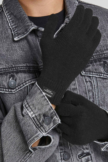Zwarte gebreide handschoenen van ACCESSORIES BY JACK & JONES, gedragen met grijze denimjack, close-up op handen