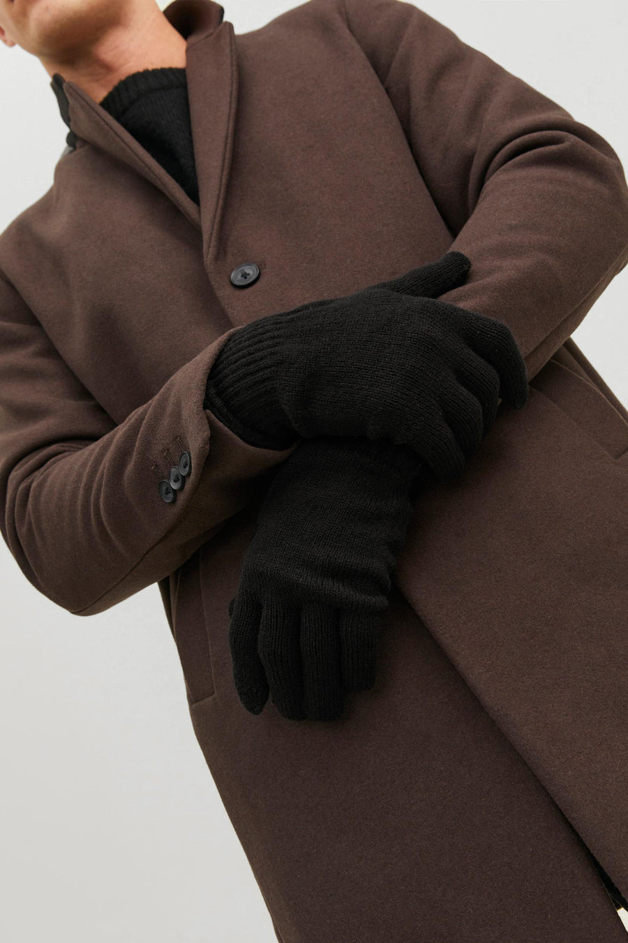 Gants de ACCESSORIES BY JACK & JackONES, portés avec un v v m et et une chemise noire.