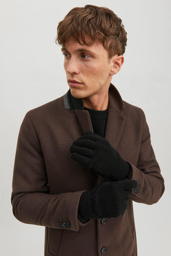 Gants de main noirs d'ACCESSORIES BY JACK & JONES, portés avec une veste brune et un pull noir.
