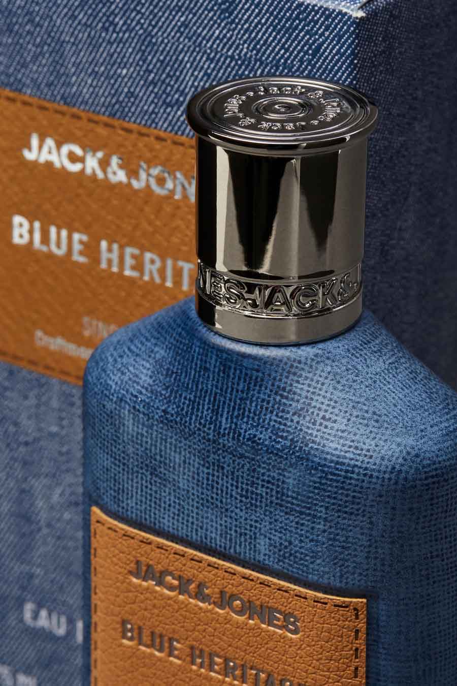 Denim parfum van ACCESSORIES BY JACK & JONES, met zilveren dop en bruin leren label.