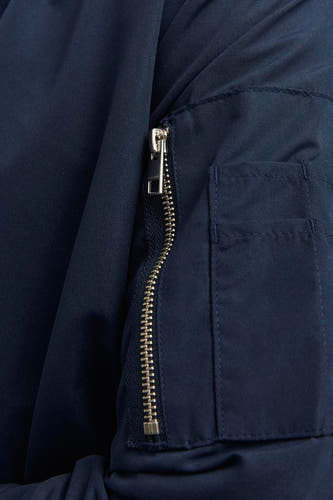 Blauwe jas van PREMIUM BLUE by JACK & JONES, met zak en zilveren ritssluiting.