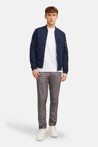 Blauwe korte jas van PREMIUM BLUE by JACK & JONES, gedragen over een wit T-shirt en een grijze broek.