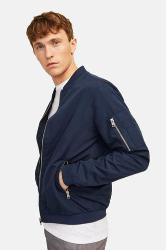 Blauwe korte jas van PREMIUM BLUE by JACK & JONES, met zilverkleurige ritssluiting en zak op de mouw.