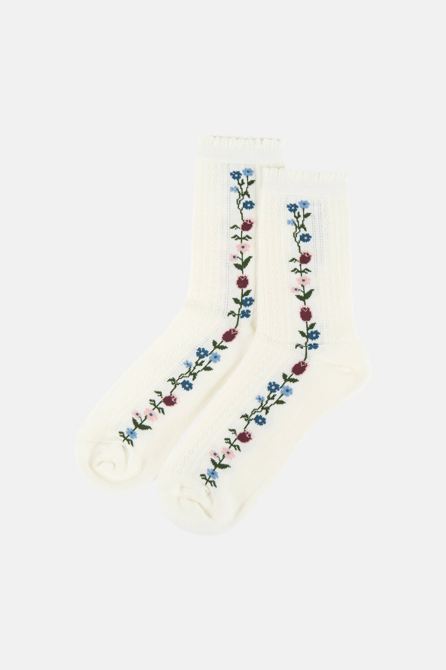 Twee witte sokken van BIRDLAND met verticale bloemenborduursels in blauw, roze, bordeaux en groen.
