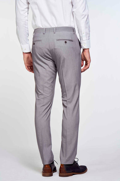 Pantalon de costume gris de PREMIUM by JACK & JONES, dos avec poches et texture fine, porté avec une chemise blanche et des chaussures foncées
