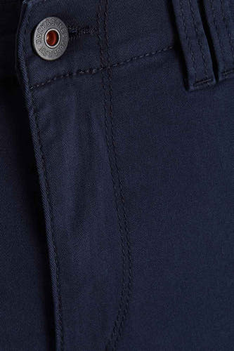 Pantalon de travail bleu de JACK & JONES, détail rapproché de la fermeture et du passant de ce.