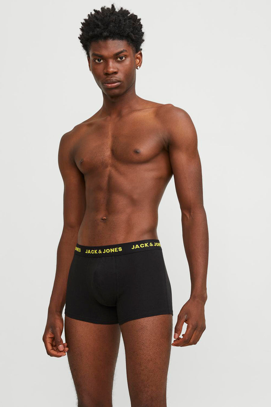 Zwart ondergoed van ACCESSORIES BY JACK & JONES, gedragen door een mannelijk model met ontbloot bovenlijf.