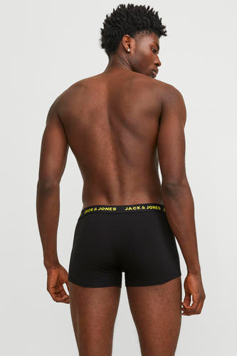 Zwart ondergoed van ACCESSORIES BY JACK & JONES, gezien vanaf de achterkant, met een gele tailleband.
