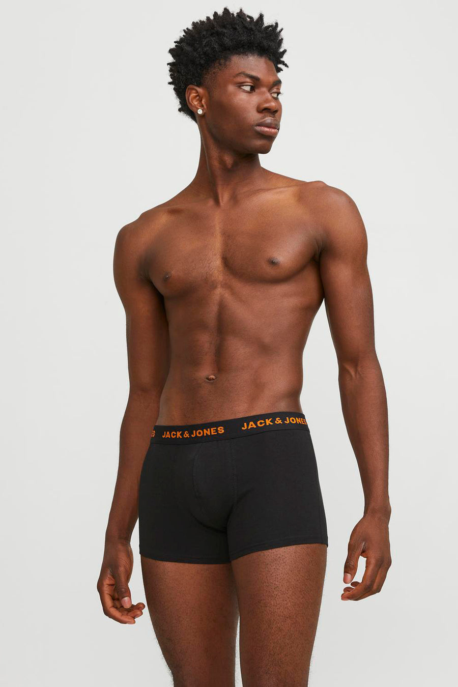 Zwart ondergoed van ACCESSORIES BY JACK & JONES, gedragen door een man met een gespierd bovenlijf.