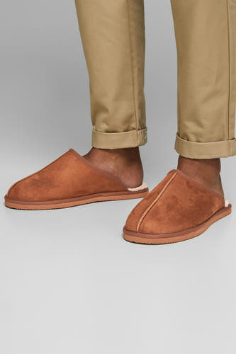 Beige pantoffels van ACCESSORIES BY JACK & JONES, met bruine afwerking en gedragen met kaki broek.