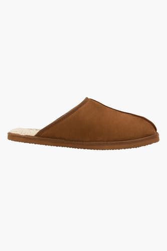 Bruine pantoffel van ACCESSORIES BY JACK & JONES, met crèmekleurige voering en een geribbelde zool, in zijaanzicht.
