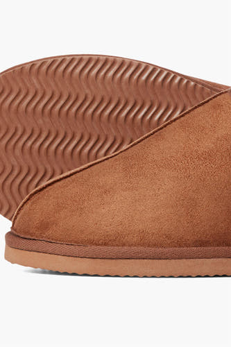 Beige slippers van ACCESSORIES BY JACK & JONES, met een suède bovenkant en golvende zool.