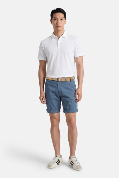Blauwe short van JACK & JONES JEANS INTELLIGENCE, met opgerolde pijpen en een bruine riem.