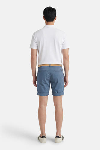 Blauwe short van JACK & JONES JEANS INTELLIGENCE, gezien van achteren, met beige riem en witte sneakers.
