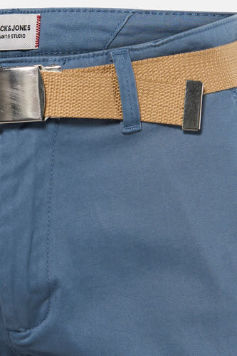 Short bleu de JACK & JONES JEANS INTELLIGENCE, avec une ceinture marron et une boucle en métal.