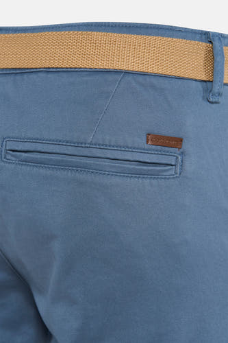 Short bleu de JACK & JONES JEANS INTELLIGENCE, avec ceinture marron et détail de poche arrière.