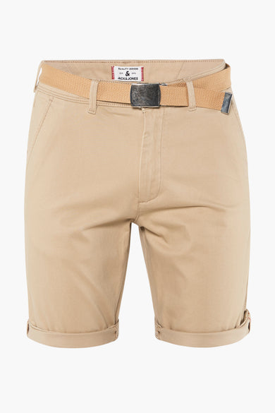 Beige short van JACK & JONES JEANS INTELLIGENCE, met riem en opgerolde broekspijpen.