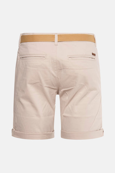 Beige short van JACK & JONES JEANS INTELLIGENCE, met een bruine riem en opgerolde pijpen.
