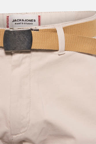 Beige short van JACK & JONES JEANS INTELLIGENCE, met canvas riem en zilverkleurige gesp, close-up.