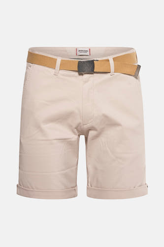 Beige short van JACK & JONES JEANS INTELLIGENCE, met een bruine riem en omgeslagen pijpen.
