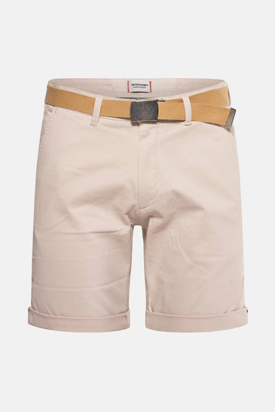 Beige short van JACK & JONES JEANS INTELLIGENCE, met een bruine riem en omgeslagen pijpen.
