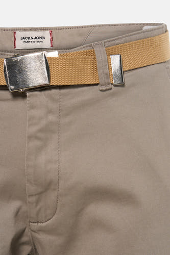 Grijze short van JACK & JONES JEANS INTELLIGENCE, met bruine riem met zilveren gesp.