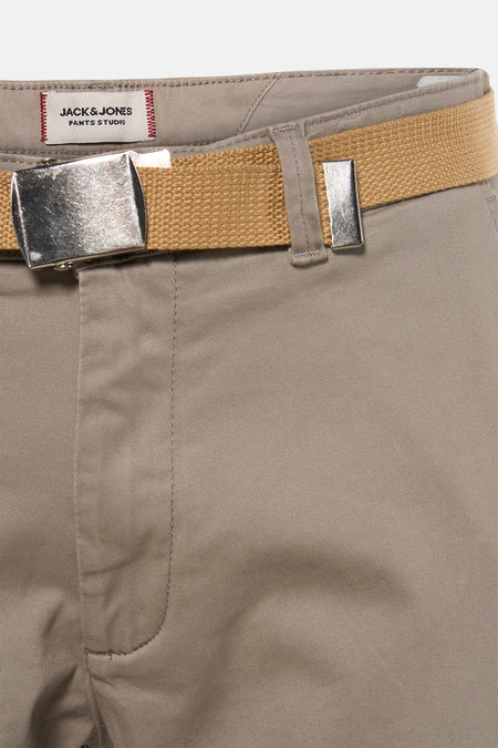 Grijze short van JACK & JONES JEANS INTELLIGENCE, met bruine riem met zilveren gesp.