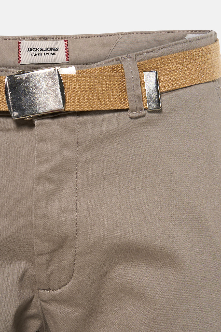 Grijze short van JACK & JONES JEANS INTELLIGENCE, met bruine riem met zilveren gesp.