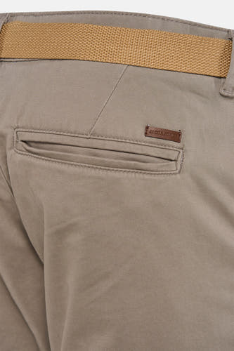 Grijze short van JACK & JONES JEANS INTELLIGENCE, met een bruine riem en een paspelzak achter.
