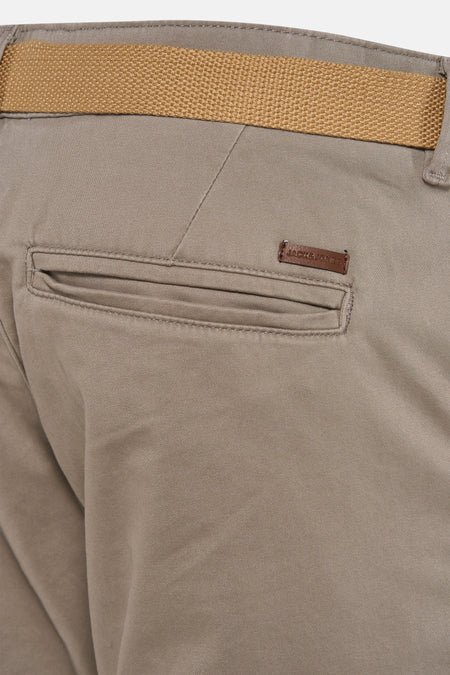 Grijze short van JACK & JONES JEANS INTELLIGENCE, met een bruine riem en een paspelzak achter.
