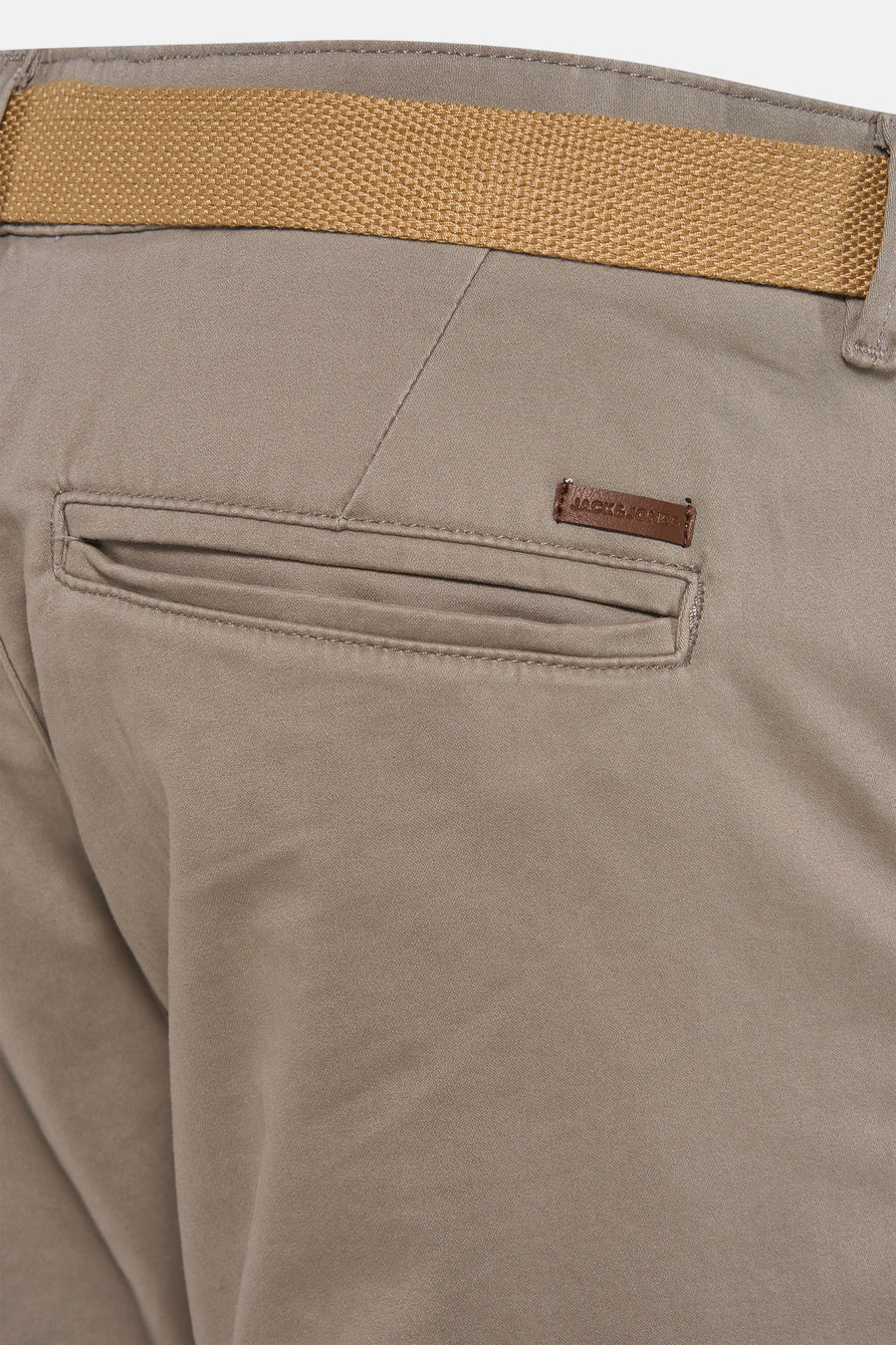 Grijze short van JACK & JONES JEANS INTELLIGENCE, met een bruine riem en een paspelzak achter.
